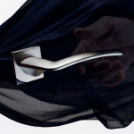 Wing Satin Chrome Türgriff auf Rosette von Elegant Design Italian Line Calì