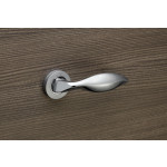 Linea Calì Delfino Griff für klassische Türen aus Messing mit Rosette