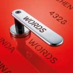 Türgriff mit personalisierter Beschriftung H 1055 Wörter des italienischen Designers Franco Poli für Valli & Valli