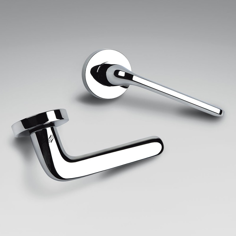 Isy polierter Chrom-Türgriff auf Rosette von Luta Bettonica und Giancarlo Leone für Colombo Design
