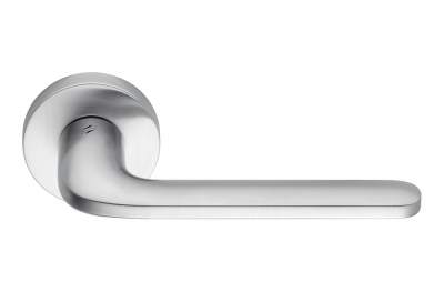 Roboquattro Satin Chrome Türgriff auf stilvoller Rosette von Colombo Design