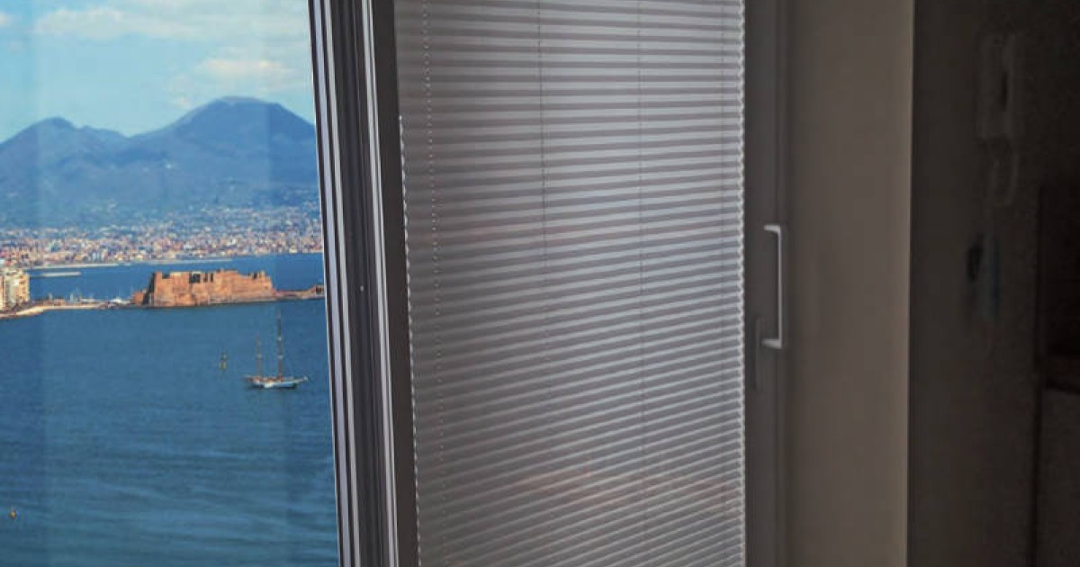 Plissee-Vorhang mit Schraubfalte aus Plicell – einfach zu installieren